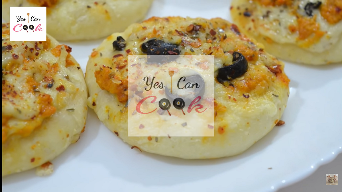 White Sauce Mini Pizza