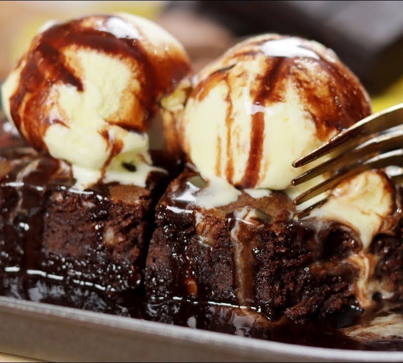 Walnut Brownie with Ice cream